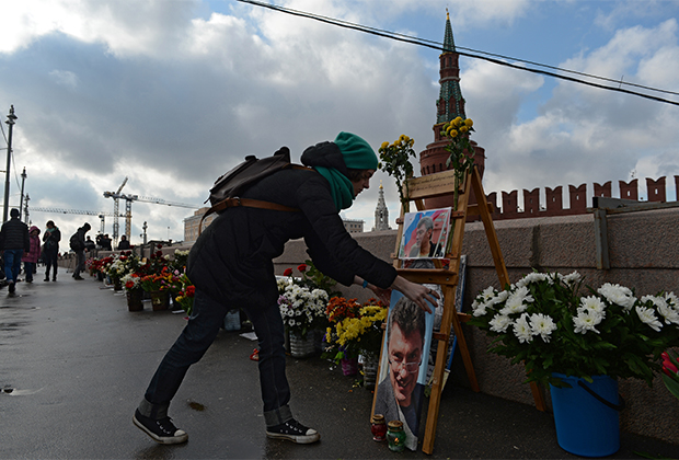 Народный мемориал на месте гибели Бориса Немцова