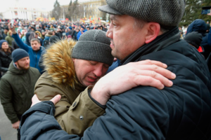 «Мы должны собрать свой народный суд» Что говорили родители погибших детей на митинге в Кемерове: репортаж «Ленты.ру»