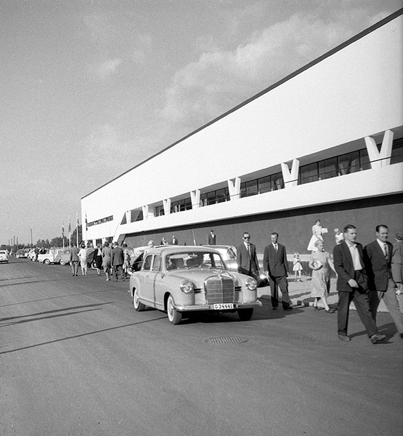 В 1958 году открылся первый магазин IKEA в Эльмхульте. К этому моменту бесплатные каталоги IKEA выпускаются уже восьмой год. Теперь шведы могут не только «позалипать» над картинками первых коллекций, но и проверить мебель на прочность.