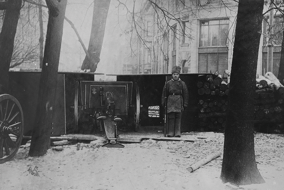 Оборона Петрограда. Артиллерийская установка в Александровском саду. Октябрь 1919-го.