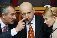 Александр Турчинов (в центре), Юлия Тимошенко и Виктор Пинзеник