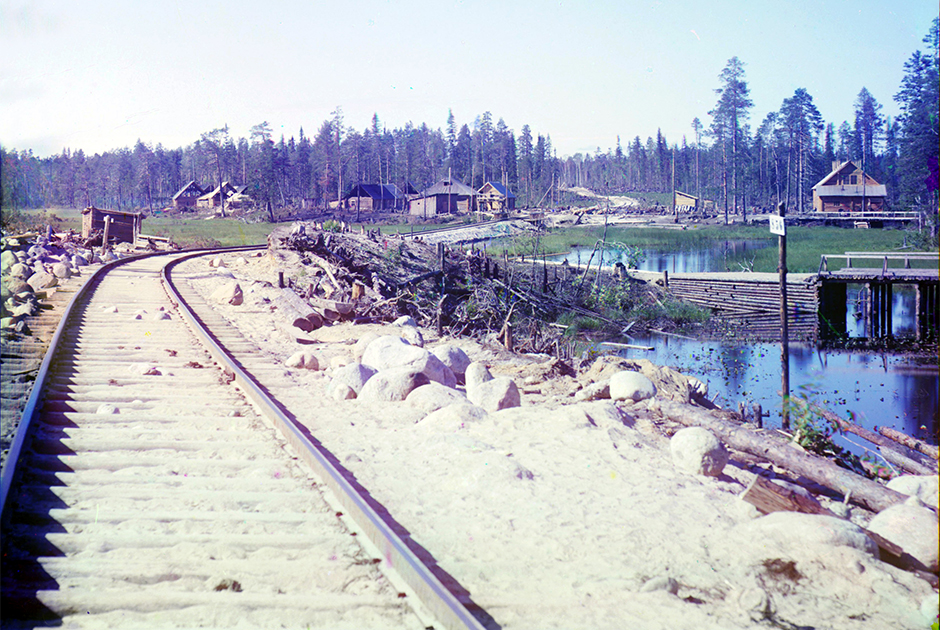 На снимке 264-я верста Мурманской железной дороги, 856-й пикет. Предположительно, объектом съемки Прокудина-Горского была неровность пути, из-за которой в этом месте в январе 1916 года три раза сошел с рельсов министерский поезд.  