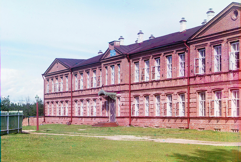 Леушинская женская школа находилась на территории Леушинского Иоанно-Предтеченского женского монастыря, вблизи от реки Шексны, между городами Череповцом и Рыбинском. В период с 1941-го по 1946 год был затоплен водами Рыбинского водохранилища.  
