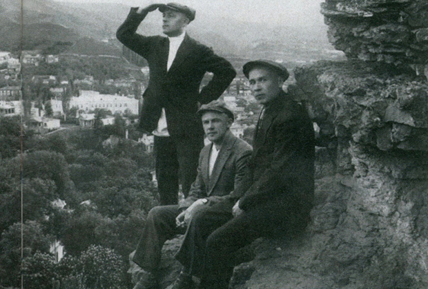 Михаил Кошкин (крайний справа) в Крыму