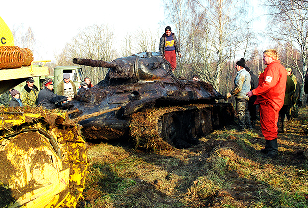 Поисковый отряд поднимает танк Т-34 времен войны