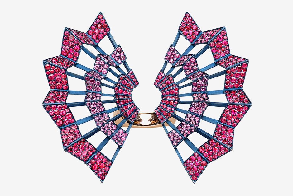 Кольцо от французского ювелира Франсуа Гаруда напоминает минималистичные стилизованные веера из синего титана с красной и розовой шпинелью, а названо в честь стрекозы.