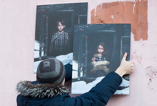 Фотографии у стихийного мемориала в память о погибших при пожаре в ТЦ «Зимняя вишня»