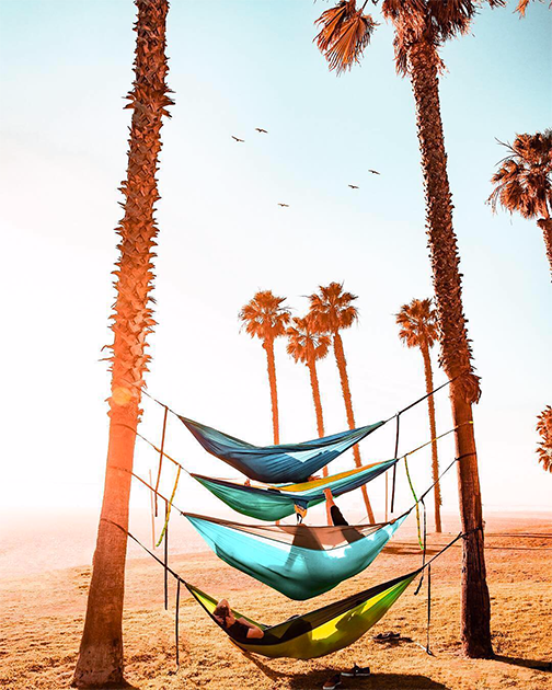 Встречать закат в солнечной Калифорнии можно по-разному: например, пойти с друзьями на пляж, повесить на пальмы несколько гамаков и нежиться в лучах заходящего солнца. Фотограф Райан Лонгнекер случайно заснял расслабляющуюся компанию по пути на пирс. По его словам, при желании любую прогулку можно превратить в небольшое приключение — стоит только включить воображение.