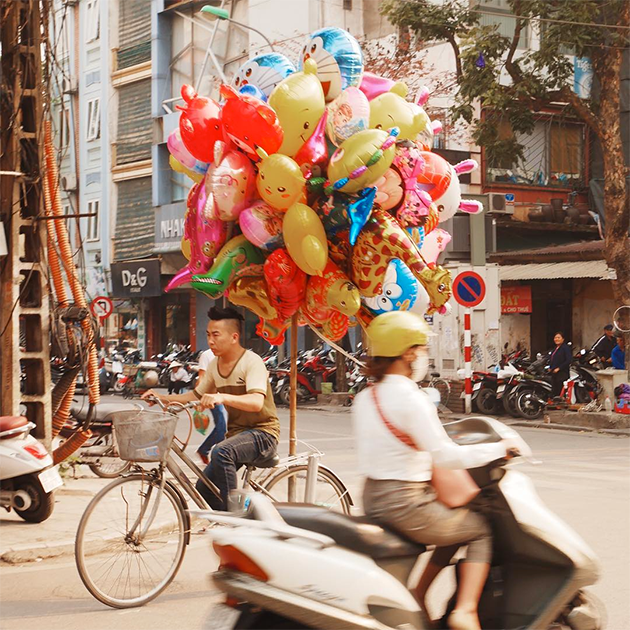 «Воздушным шаром можно кого хочешь утешить», — говорил Винни-Пух. Его слова вспомнила путешественница из Ирландии Анна Фаррел, прогуливаясь по улицам вьетнамского Ханоя.
