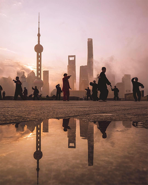 Весеннее утро в Шанхае начинается с зарядки. В семь утра мастера кунг-фу флегматично разминаются под первыми лучами солнца.