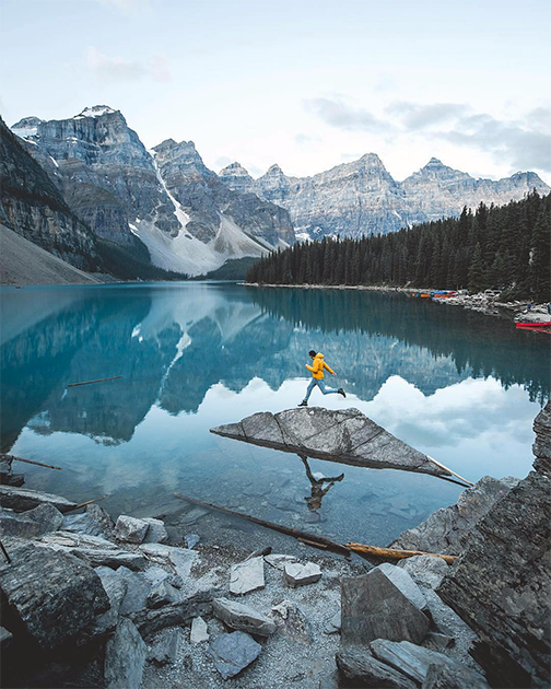 Ледниковое озеро Морейн, спрятанное среди канадских Скалистых гор, полностью наполняется водой буквально на пару недель в конце июня. В марте, когда ледник только начинает таять, туристы спокойно могут ходить по дну одного из самых прекрасных в мире озер.