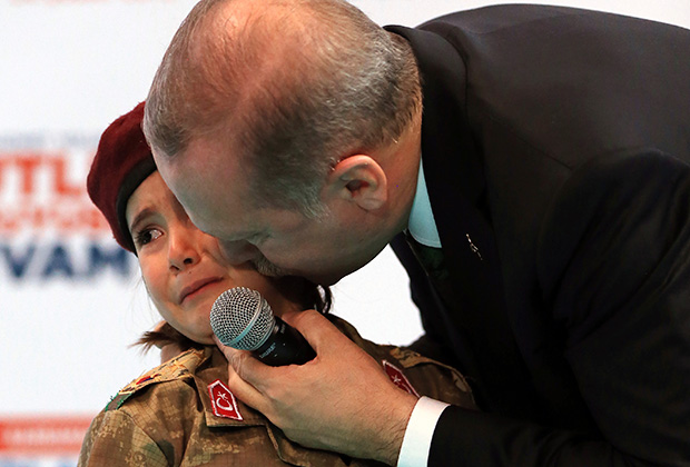 Президент Турции Эрдоган целует напуганную им Амине Тирас