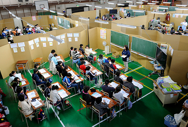 Временные классы для школьников, устроенные после землетрясения 2011 года
