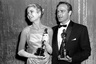 Но на официальные церемонии в 1950-е годы даже бунтари вроде Брандо приходили в смокинге и бабочке. На вручении премии Оскар 1954 года вместе с Грейс Келли. 
