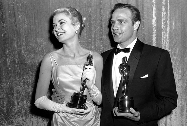 Но на официальные церемонии в 1950-е годы даже бунтари вроде Брандо приходили в смокинге и бабочке. На вручении премии Оскар 1954 года вместе с Грейс Келли. 