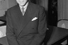 Для 1939 года, когда была сделана эта фотография, внешний вид Жана Пола Гетти был весьма актуальным. Двубортный пиджак в полоску и галстук были в годы Великой депрессии в тренде. 
