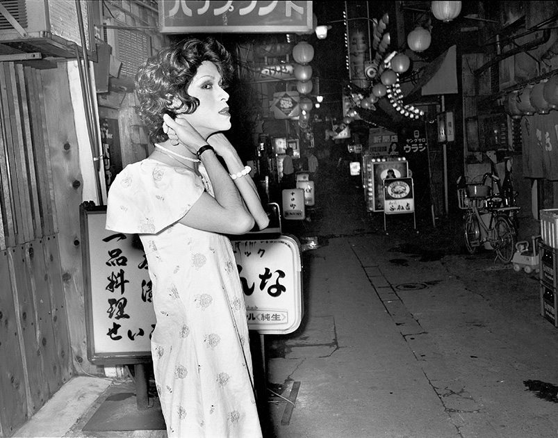 В 1975 году японский фотограф Сэйдзи Курата установил в своем автомобиле рацию, настроенную на полицейскую волну. Так он первым узнавал о происшествиях и устремлялся туда со своим Pentax 6×7. Это помогло ему увидеть изнанку токийских районов Икэбукуро и Синдзюку и лично познакомиться с якудза.