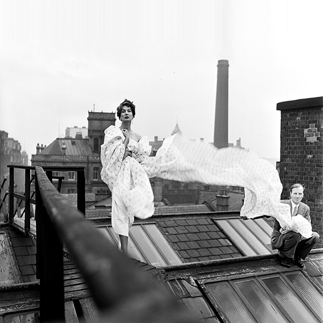 Модель Барбара Гоален на крыше. Манчестер, 1952