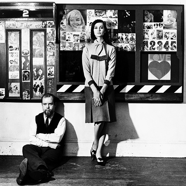 Художник Питер Блейк с моделью Мари Лиз Грес в его студии. Лондон, 1961