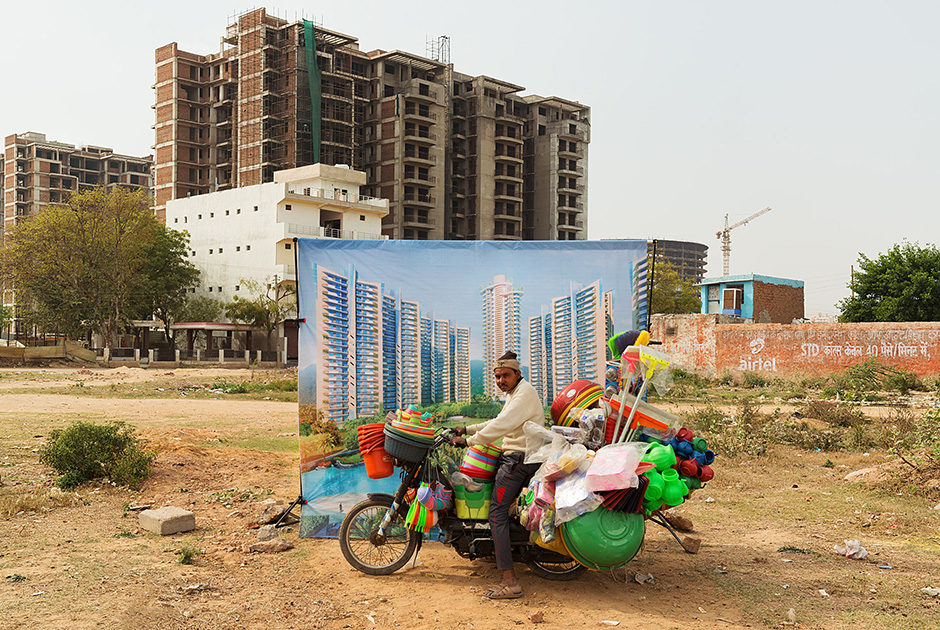 «На улицах Гургаона можно встретить только бедняков: строителей-мигрантов, домработниц и крестьян. Представители среднего класса проводят все время в домах, а передвигаются на машинах», — рассказывает Крестани.
