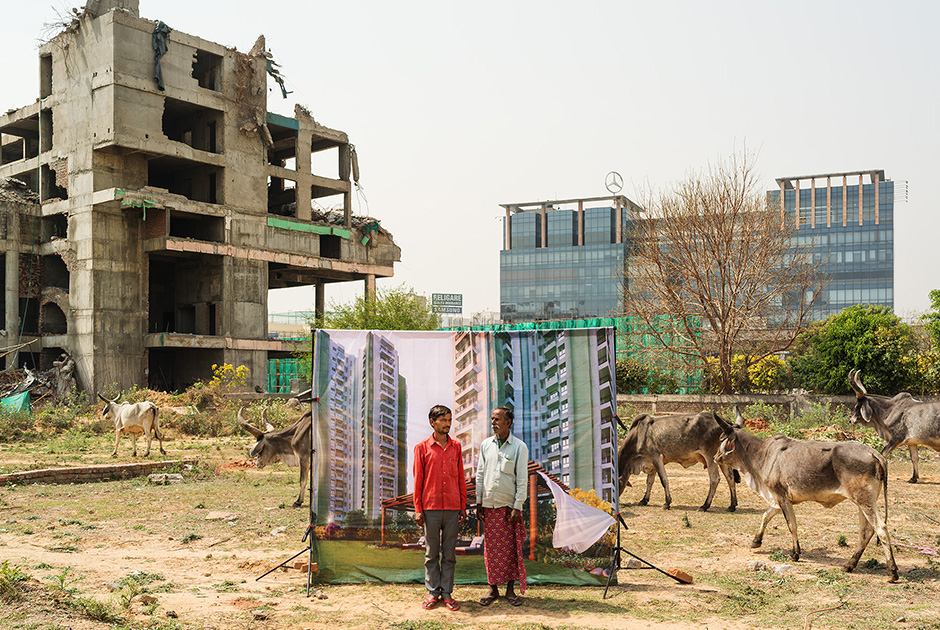Француз Крестани оказался в Гургаоне по программе студенческого обмена в 19 лет, он изучал урбанизм и политологию. Его поразили оазисы роскоши, точечно разбросанные по неиспользуемой территории, а главное — границы, которые создавались из-за них в обществе. Это и вдохновило его заняться фотографией.