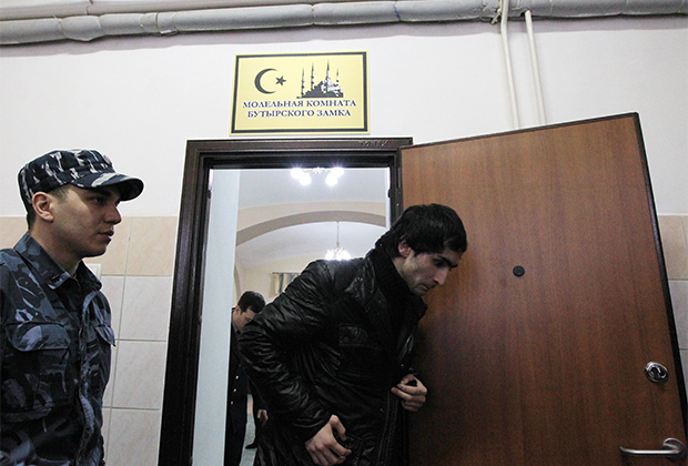 Подследственный мусульманин выходит из молельной комнаты Бутырского следственного изолятора