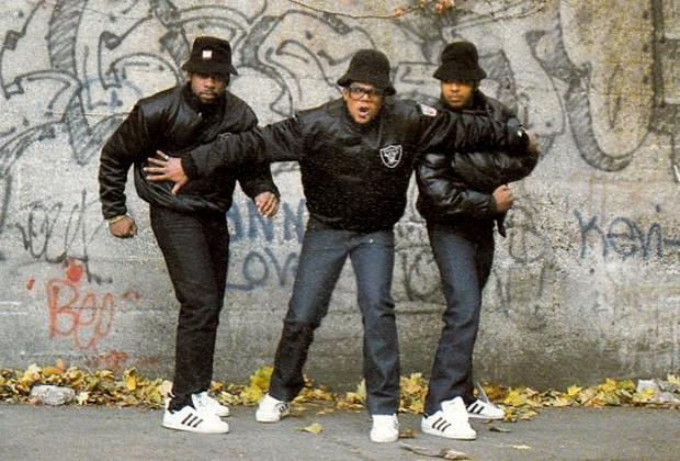 Панамы Kangol и кроссовки Adidas Superstar без шнурков — классический «лук» культового хип-хоп-коллектива 1980-х Run-D.M.C. Но total-black позволить себе не могли даже они, так как представляли Нью-Йоркский район Квинс. 