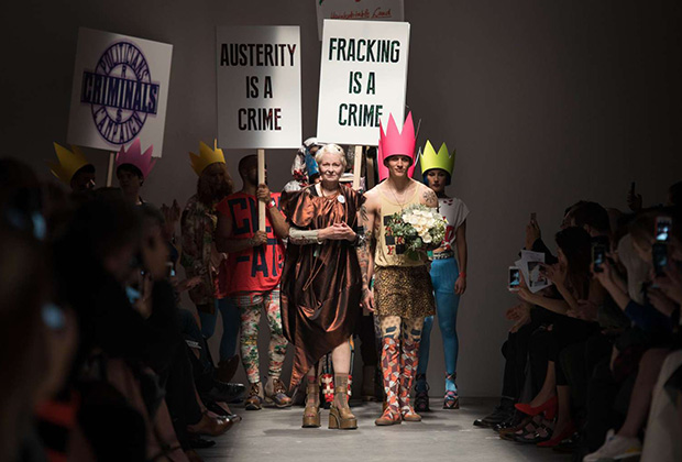 Вивьен Вествуд с активистами и моделями на показе своей коллекции Red Label сезона весна-лето 2016 на Неделе моды в Лондоне