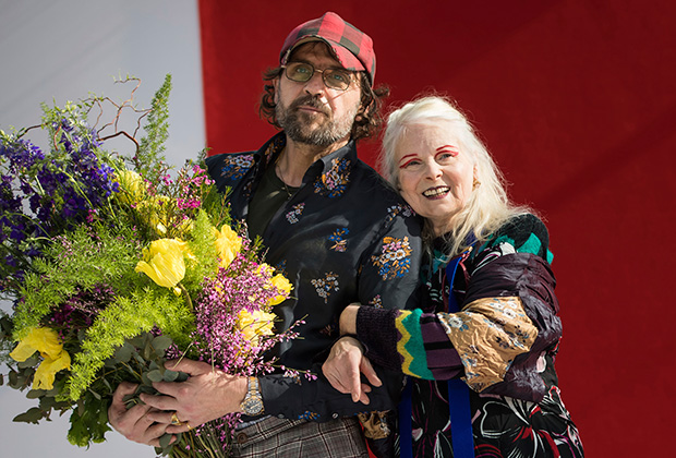 Вествуд с мужем Андреасом Кронталером после показа сезона осень-зима 2018-2019 на Неделе моды в Париже