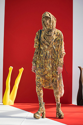 Модель в костюме работы Андреаса Кронталера на показе Vivienne Westwood сезона осень-зима 2018-2019 на Неделе моды в Париже 