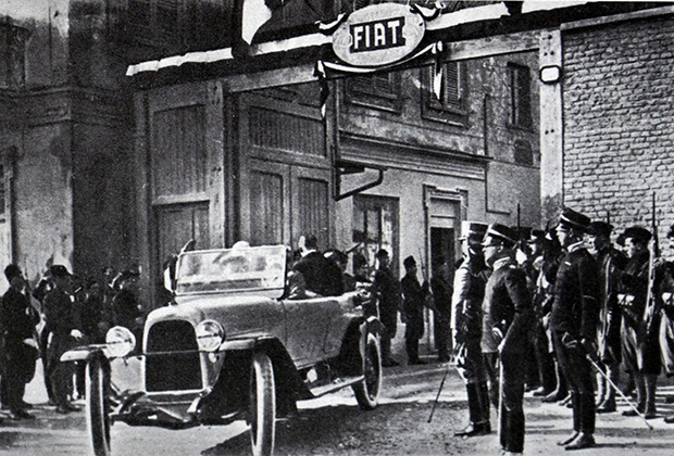 Муссолини на заводе Fiat, где ему подарили одну из новых машин