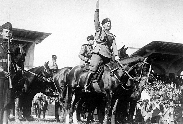 Муссолини на параде в 1927 году