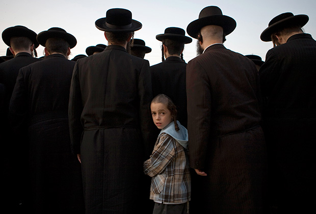 Религиозные евреи-ашкенази у источника во время церемонии Майим Шелану в городе Бейт-Хорон на западном берегу реки Иордан