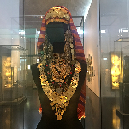 Покрывало и женские украшения сефардской еврейки в Музее Израиля (Иерусалим)