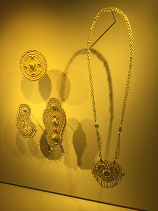 Женские филигранные украшения тапеш из Бухары либо Герата в Музее Израиля (Иерусалим)