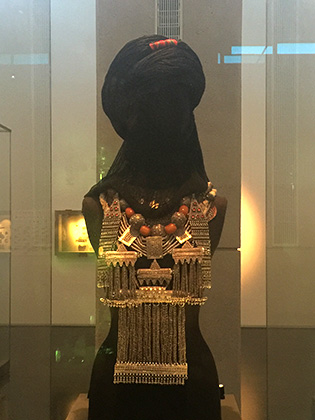 Покрывало и украшения еврейской невесты из Северного Йемена в Музее Израиля (Иерусалим)