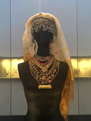 Покрывало и украшения еврейской невесты из Бухары (Узбекистан) в Музее Израиля (Иерусалим)