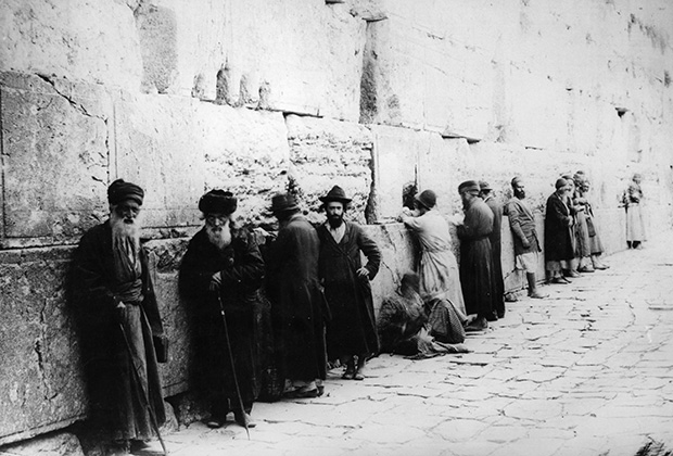 Ультраортодоксальные евреи у Котеля (Западная стена, Стена плача) в Иерусалиме