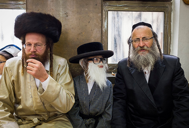 Ультраортодоксальный еврей-хасид в кафтане и лисьей шапке-штреймле (слева)