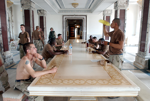 Американские солдаты во дворце Саддма Хусейна в Ираке, июль 2003 года 