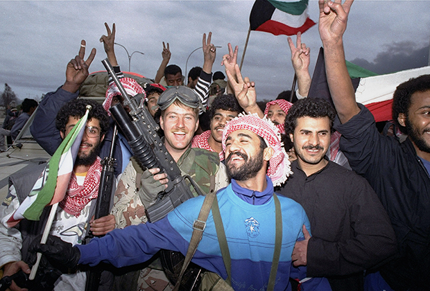 Кувейтцы рядом с американским солдатом празднуют победу над Ираком