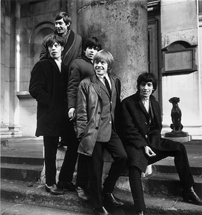 В 1964 году Rolling Stones одевались в типично нео-эдвардианском стиле: короткие твидовые пиджаки, тонкие брюки, узкие галстуки. Слева-направо: Чарли Уоттс, Мик Джаггер, Кит Ричардс, Брайан Джонс и Билл Уаймен. 