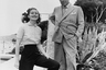 Главная пара Греции — Аристотель Онассис и его жена Афина Ливанос в 1955 году. На бизнесмене типичный для 50-х годов двубортный пиджак, а вот краги на ботинках характерны скорее для 30-х.