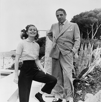 Главная пара Греции — Аристотель Онассис и его жена Афина Ливанос в 1955 году. На бизнесмене типичный для 50-х годов двубортный пиджак, а вот краги на ботинках характерны скорее для 30-х.