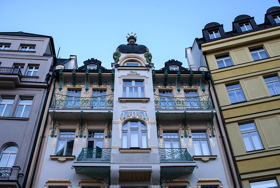 Фасад дома на улице Вржиделни, что в переводе с чешского означает Гейзерная. На ней расположен термальный источник в 73 градусов по Цельсию, бьющий в высоту до 14 метров. 