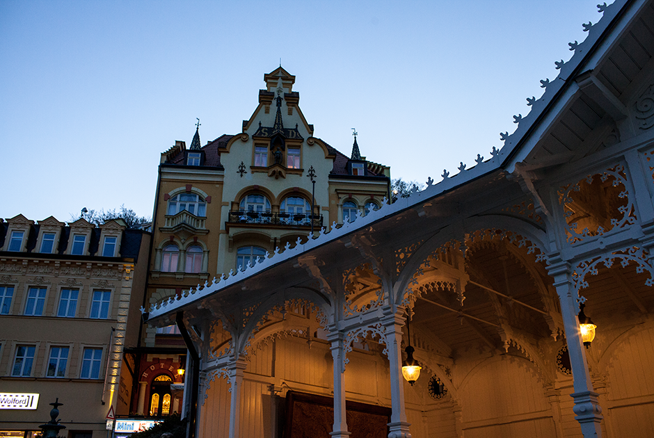 В Карловых Варах можно гулять даже поздно вечером — в городе  спокойно и безопасно. В свете фонарей барочные колоннады выглядят совсем сказочно.