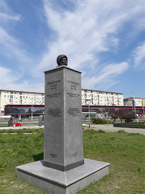 Памятник Гагарину в Белграде установили 8 апреля 2018 года, и буквально за несколько дней монумент успел собрать множество язвительных отзывов в соцсетях.  «Вижу, что послужило источником вдохновения для памятника Юрию Гагарину. Они скопировали средневековое устройство для пыток, железную деву», — написал, в частности, один из пользователей. «Насколько нужно быть ненормальным, чтобы спроектировать постамент в десять раз больше, чем крошечная голова», — вторит ему другой.  Причиной насмешек стали пропорции памятника: очень маленький бюст космонавта установлен на высоком массивном постаменте. С земли можно увидеть только небольшую часть головы первого космонавта.
