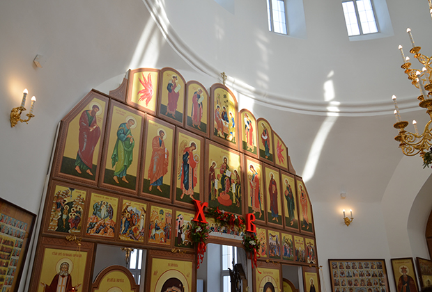 Алтарь в восстановленном Казанском храме 
