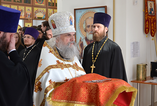 Настоятель храма встречает патриарха Кирилла