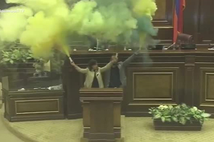Армянские депутаты устроили файер-шоу в парламенте